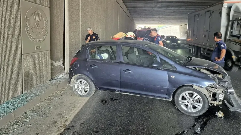 Manisa’da feci kaza! Lastiği patlayan araç tünel duvarına çarptı! 3'ü çocuk 5 yaralı