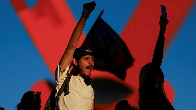 Meksika'da halk ile polis çatıştı! 100'ü polis 120 yaralı