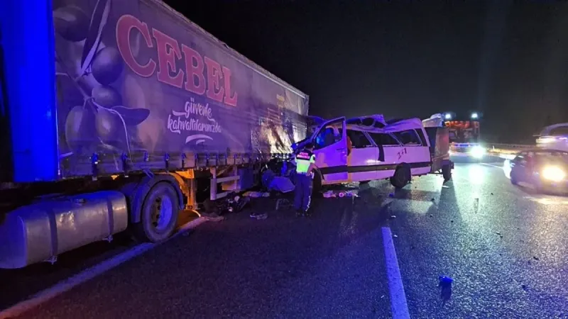 Mersin'de feci kaza! Minibüs tıra çarptı: 3 ölü 16 yaralı