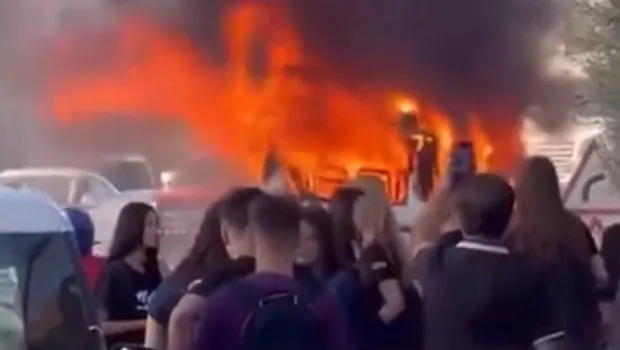 Mersin'de öğrenci servisi yandı! Öğrenciler tahliye edildi