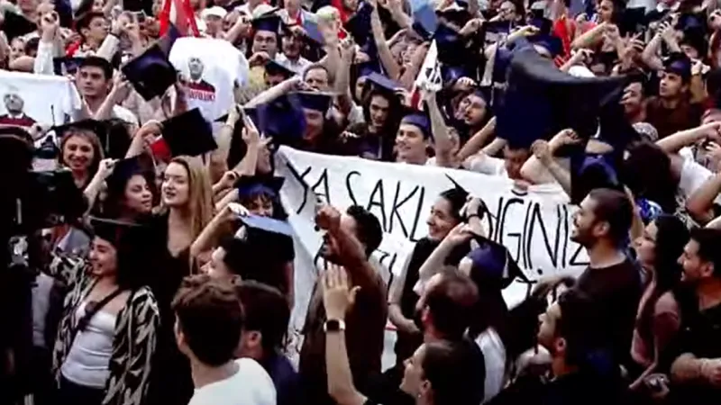 Akdeniz Üniversitesi Öğrencilerinden CHP Mitinginde Kep Atma Şov!