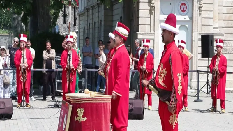 Dolmabahçe'de Mehter Şöleni! Tarihi Marşlar Yükseldi