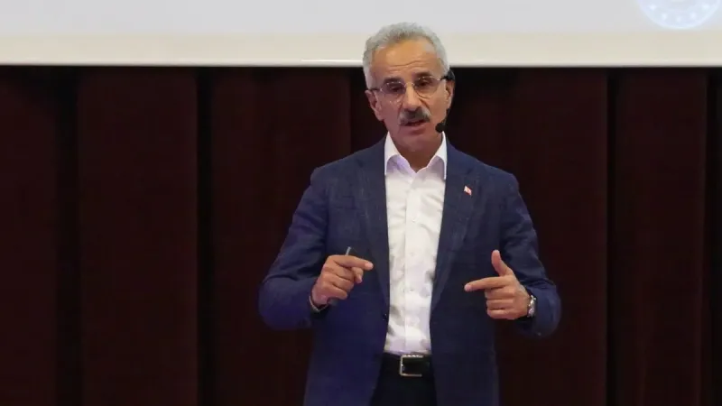 Uraloğlu'ndan Yapay Zeka Uyarısı: Her Şeyine Güvenmeyin!