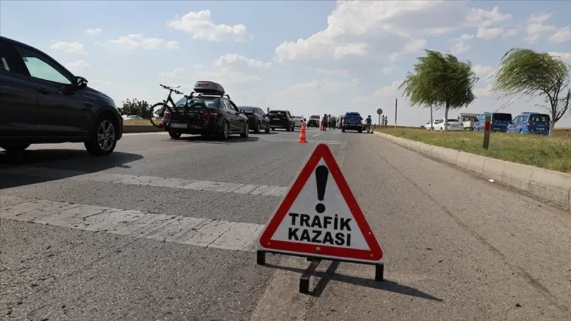 Balıkesir'de Feci Kaza! Motosiklet Otomobile Çarptı: 2 Yaralı!