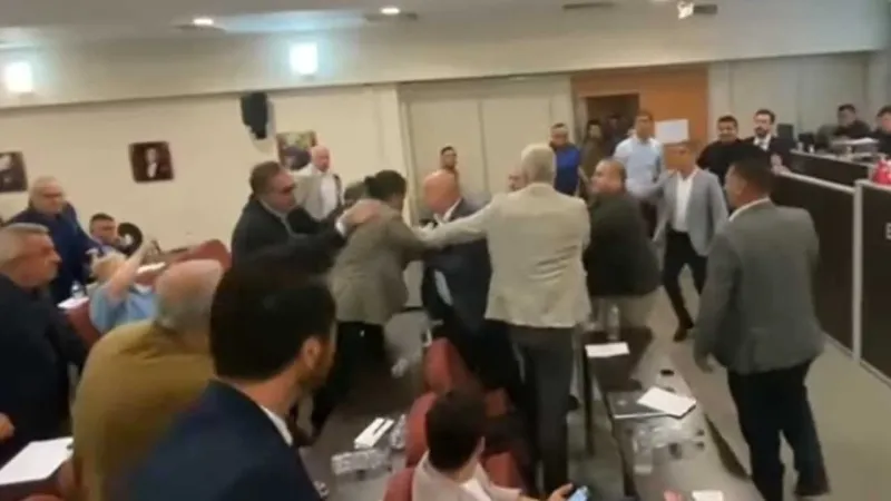 Karşıyaka Meclisi'nde Kavga! AKP'li Üye Tehditler Savurdu!