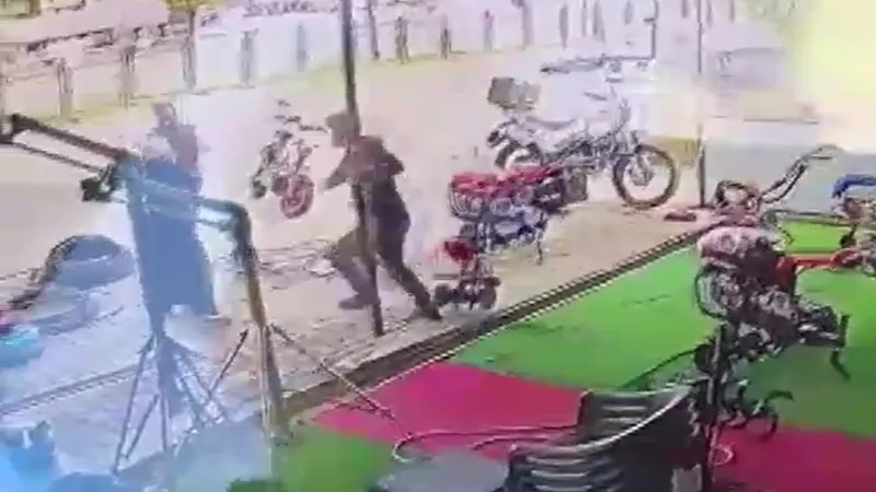 Bıçaklı Dehşet! Kahraman Esnaf Kadını Ölümden Kurtardı