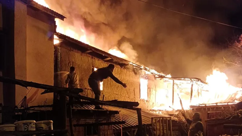 Bilecik'te Samanlık Yangını 3 Katlı Evi Tehdit Etti