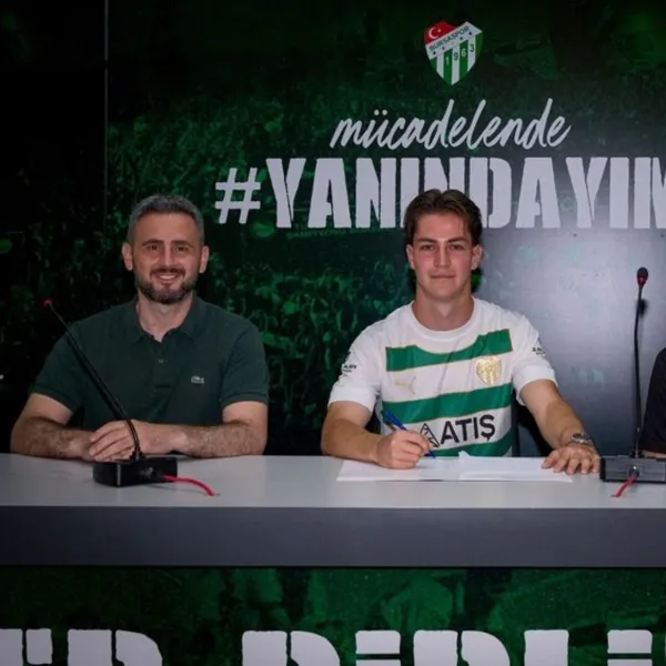 Bursaspor'dan Genç Yeteneğe İmza! Ahmet Efe Çakmakkaya Profesyonel Oldu