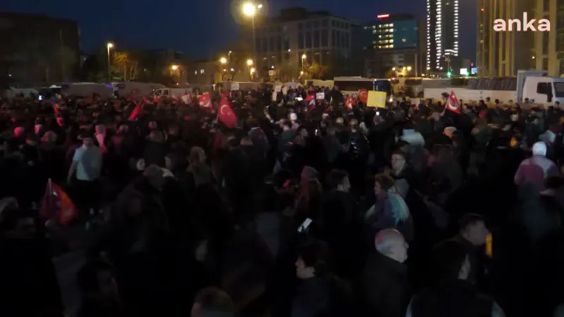 Çağlayan Adliyesi Önünde Ekrem İmamoğlu İçin Destek Toplanıyor