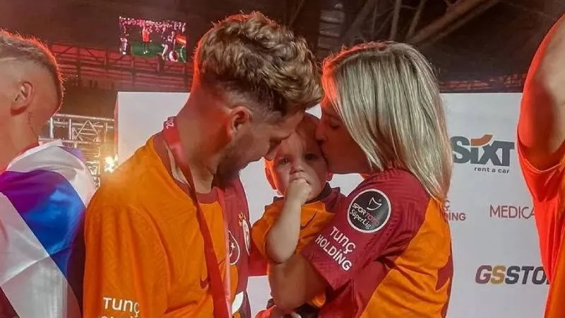 Mertens'ten Şok Karar! Bebeğine Türkçe İsim Mi Koyacak?