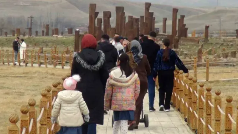 Dünyanın en büyük tarihi İslam mezarlığında ziyaretçi yoğunluğu