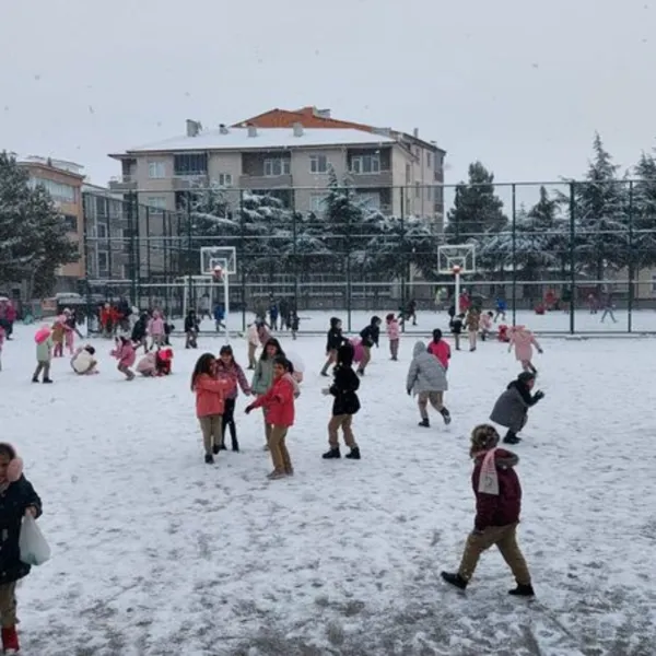 Kar Yağışı Eğitimi Vurdu: Hangi İllerde Okullar Tatil Edildi?