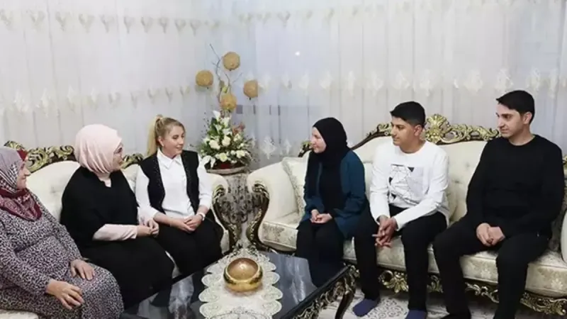 Emine Erdoğan Vehibe Sayın'ın iftar sofrasına konuk oldu