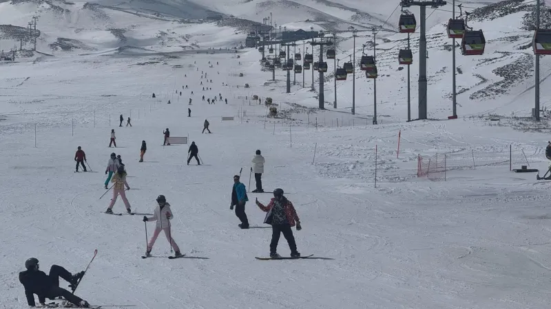 Erciyes'e yağan kar sezonu uzattı