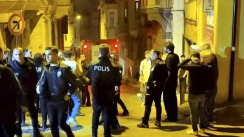 İstanbul'da Dehşet! Alkollü Şahıs Evini Yakıp Ortalığı Karıştırdı!