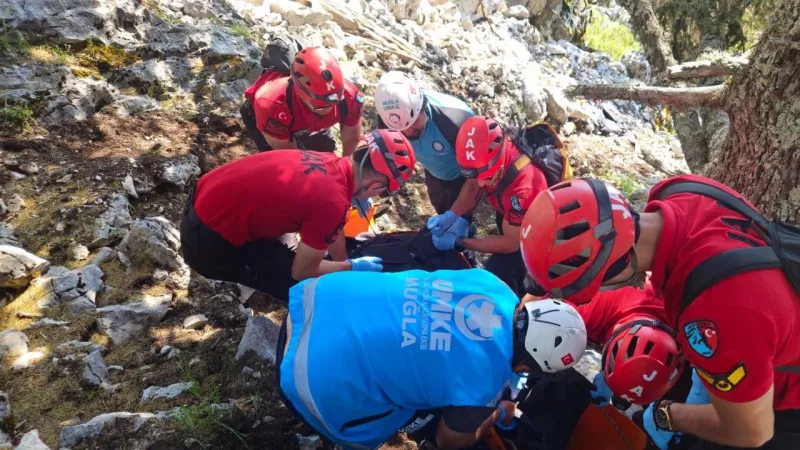 Fethiye'de Paraşüt Faciası! Alman Turist Kayalıklara Çakıldı