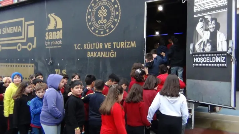 Gezen Sinema Tırı Rekor Kırdı! 7 Yılda Kaç İlçeye Ulaştı?