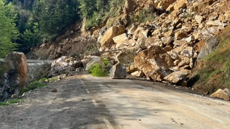 Giresun'da Heyelan Kabusu! Yol Kapandı, Dev Kayalar Alarm Veriyor!