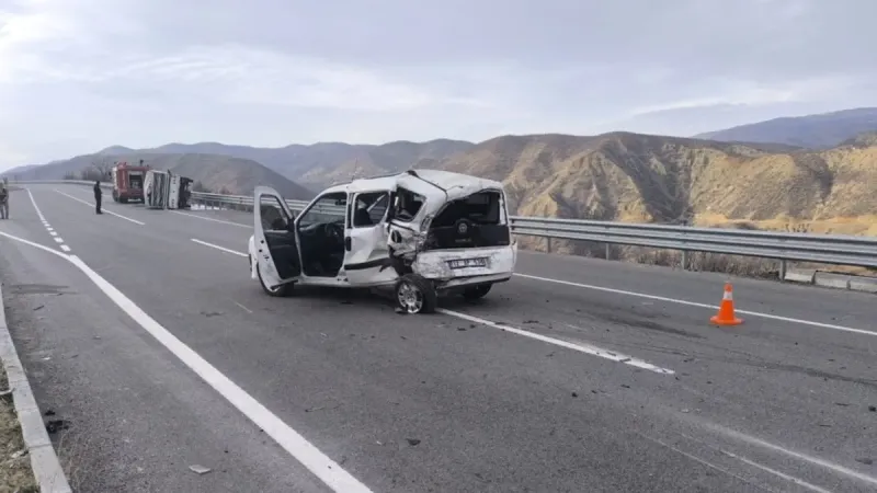 Kamyonet ile hafif ticari araç çarpıştı: 4’ü jandarma 5 yaralı