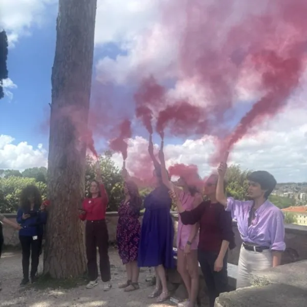 Katolik Kadınlardan Pembe Dumanlı Protesto! Kilise Sarsılıyor