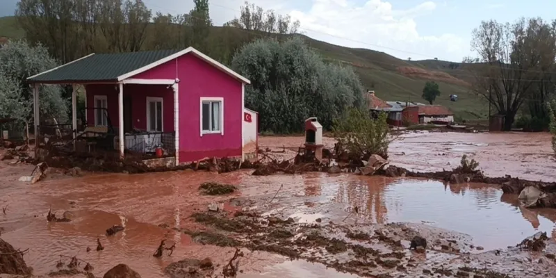Kırıkkale'de Şiddetli Yağış: Evleri Su Bastı, Trenler Durdu!