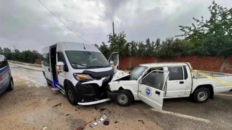 Feci Kaza! Minibüs Kamyonetle Çarpıştı: 1 Ölü! Şok Detaylar