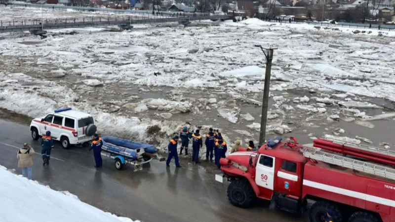 Nehirlerdeki buzlar eridi, yerleşim yerleri sular altında kaldı