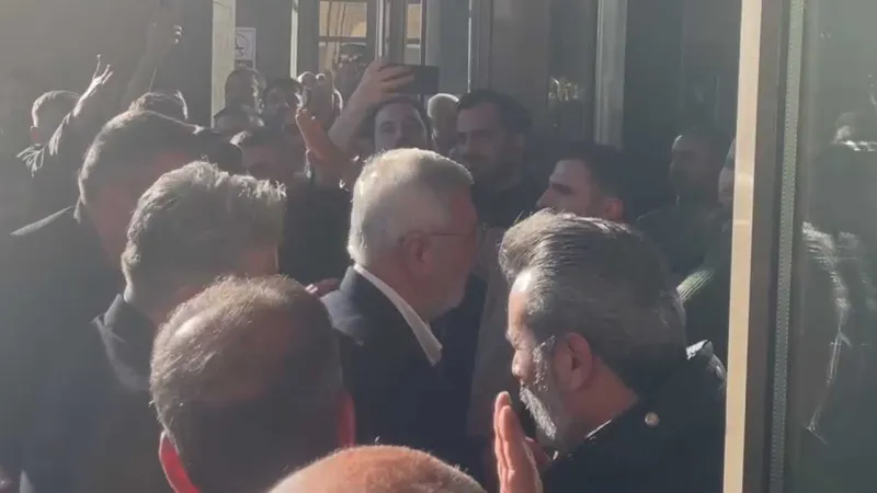 Metiner'e Hastanede Şok Tepki! Önder'in Acısı Yuhalamayla Karıştı!