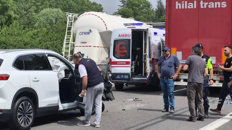 Otoyolda Feci Kaza! Tır Dehşeti: 4 Yaralı, TOGG Paramparça!