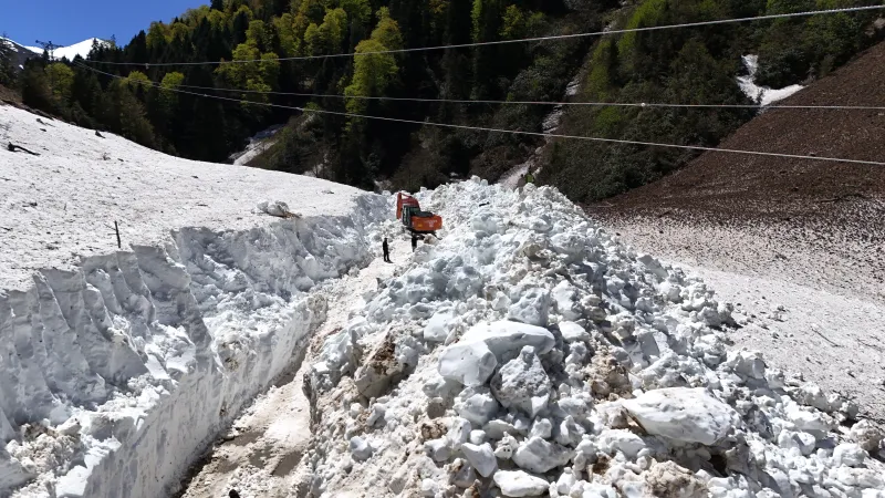 Rize'de Yayla Yolları Kara Teslim! Karla Mücadele Devam Ediyor