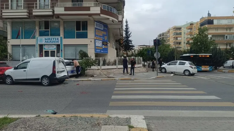 Şanlıurfa'da Flaş Kaza! Polis Aracı ve Otomobil Çarpıştı!