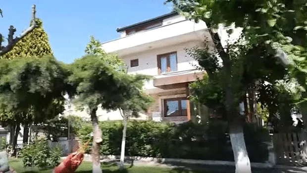 Elif Karlı'nın Yazlık Evine Şok Baskın! 4 Katlı Lüks Cennet!