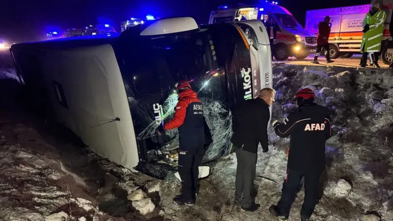 Yolda buzlanma facia getirdi! Yolcu otobüsü şarampole uçtu: 20 yaralı