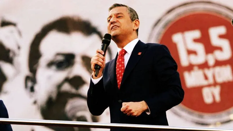Özgür Özel'den Sert Çıkış: Bıçak Kemiğe Dayandı! Ne Anlama Geliyor?
