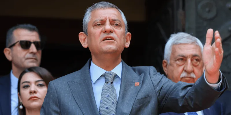 Özgür Özel'den İmamoğlu Çıkışı: Kimse Kurtulduğunu Sanmasın!