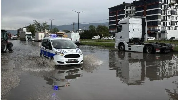 Bolu'da Şiddetli Yağış: Yollar Göle Döndü, Ağaçlar Devrildi!