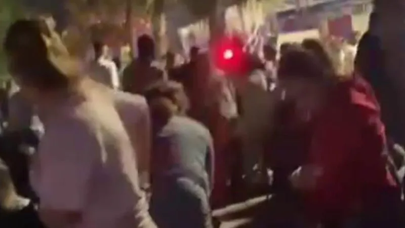 Samsun'da Merve Özbey konserinde kavga çıktı, polis bıçaklandı!