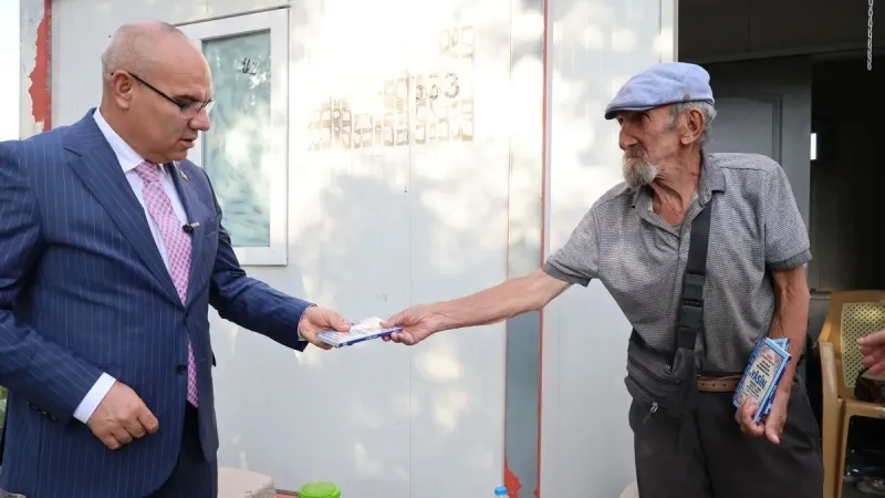Sevdiğini 60 yıldır bekleyen “Memiş Dayı”yı Vali Koç ziyaret etti