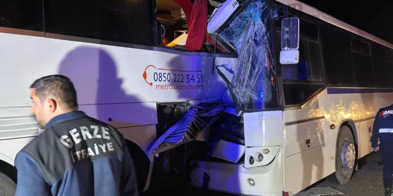 Sinop'ta işçileri taşıyan otobüs yol kenarında duran otobüse çarptı: Yaralılar var!