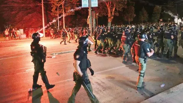 Sırbistan Karıştı! Erken Seçim Protestoları Belgrad'ı Salladı