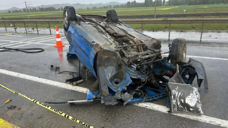 Sivas’ta otomobil karşı şeride geçip başka araca çarptı: 1 ölü 4 yaralı