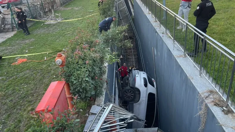 Bahçelievler'de Korkunç Kaza! Otomobil 5 Metreden Düştü!