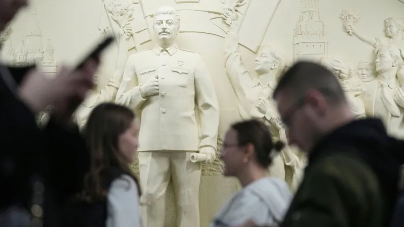 Stalin heykeli Moskova metrosunda yolcuları yeniden selamlıyor