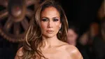 Tüylü ceketi açıldı... Jennifer Lopez kutlamada frikik verdi!