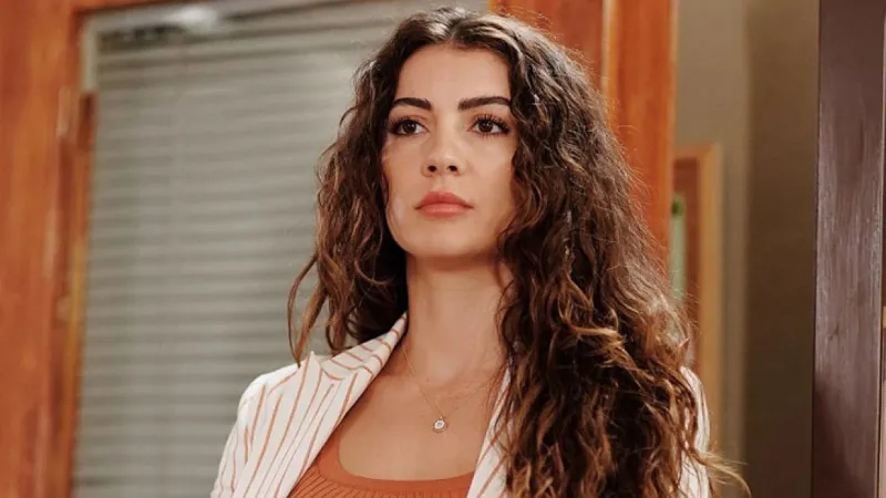 Burcu Özberk'ten Şok Sözler: Türkler Yüzünden Bu Hale Geldik!