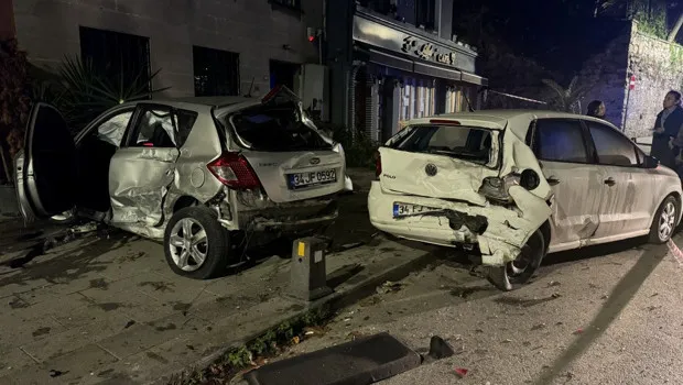 Üsküdar'da Feci Kaza! Otomobil Duvara Çarptı: 2 Yaralı Şok Detaylar!