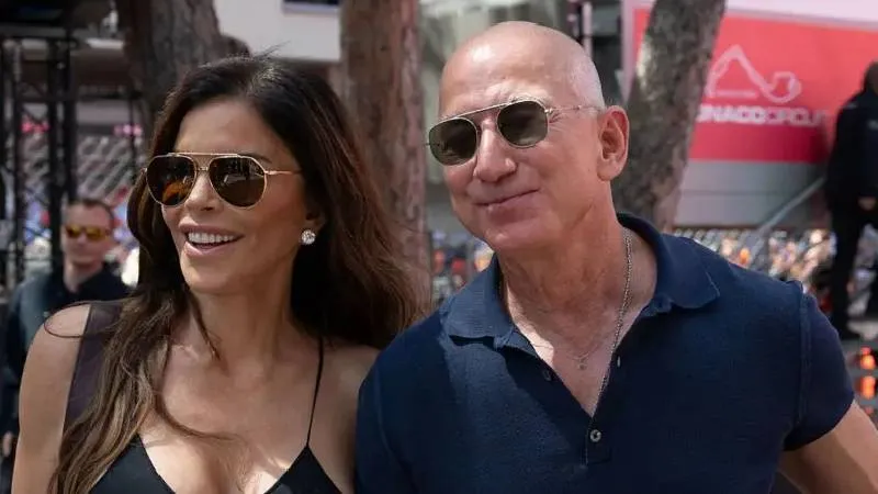 Jeff Bezos Venedik'te Protesto Edildi! Düğün Pastası Boğazında Kalacak!
