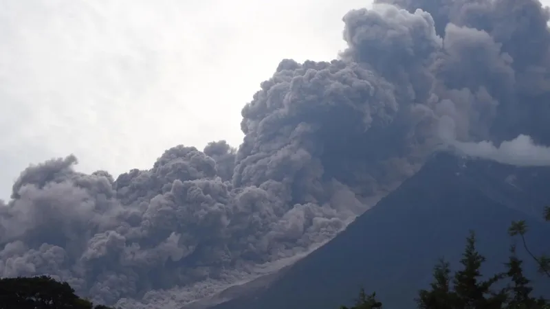 Fuego Yanardağı Patladı! Guatemala'da Tahliye Alarmı!