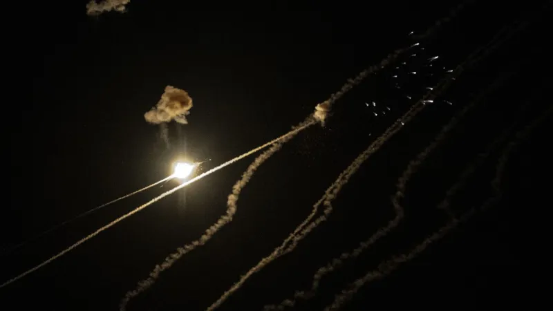 Yemen'den İsrail'e Füze Şoku! Tel Aviv'de Uçuşlar Durdu Mu?