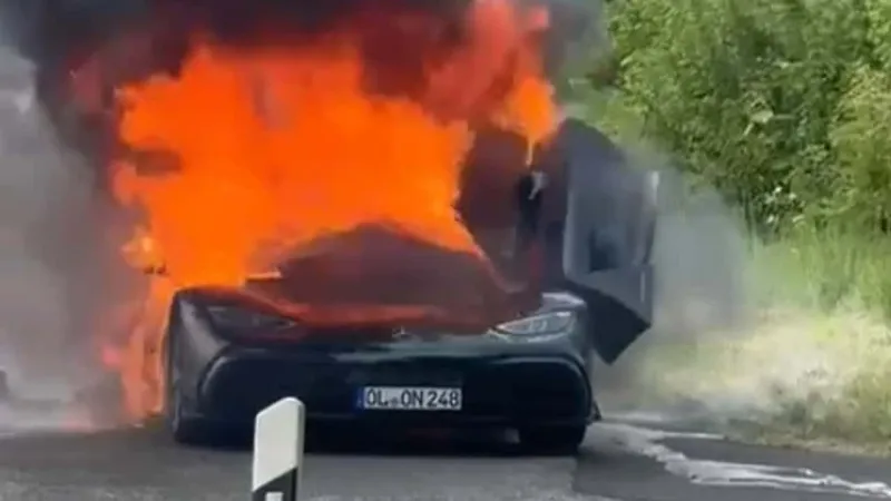 Yeşil renkli bir AMG One alevlere teslim oldu